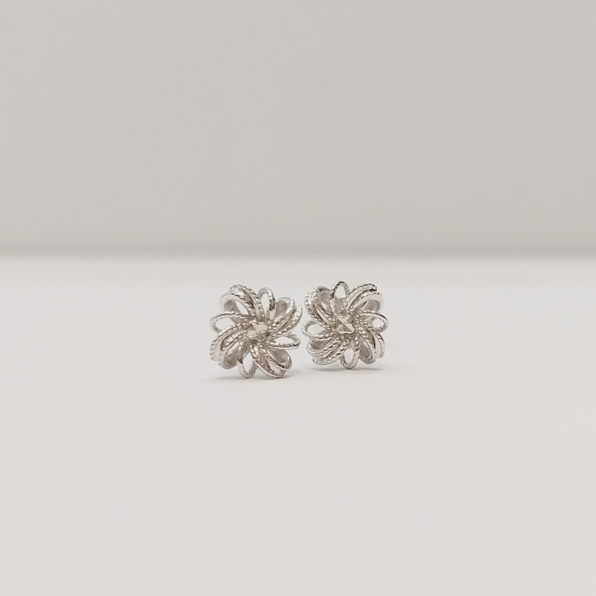 White gold 18k earring