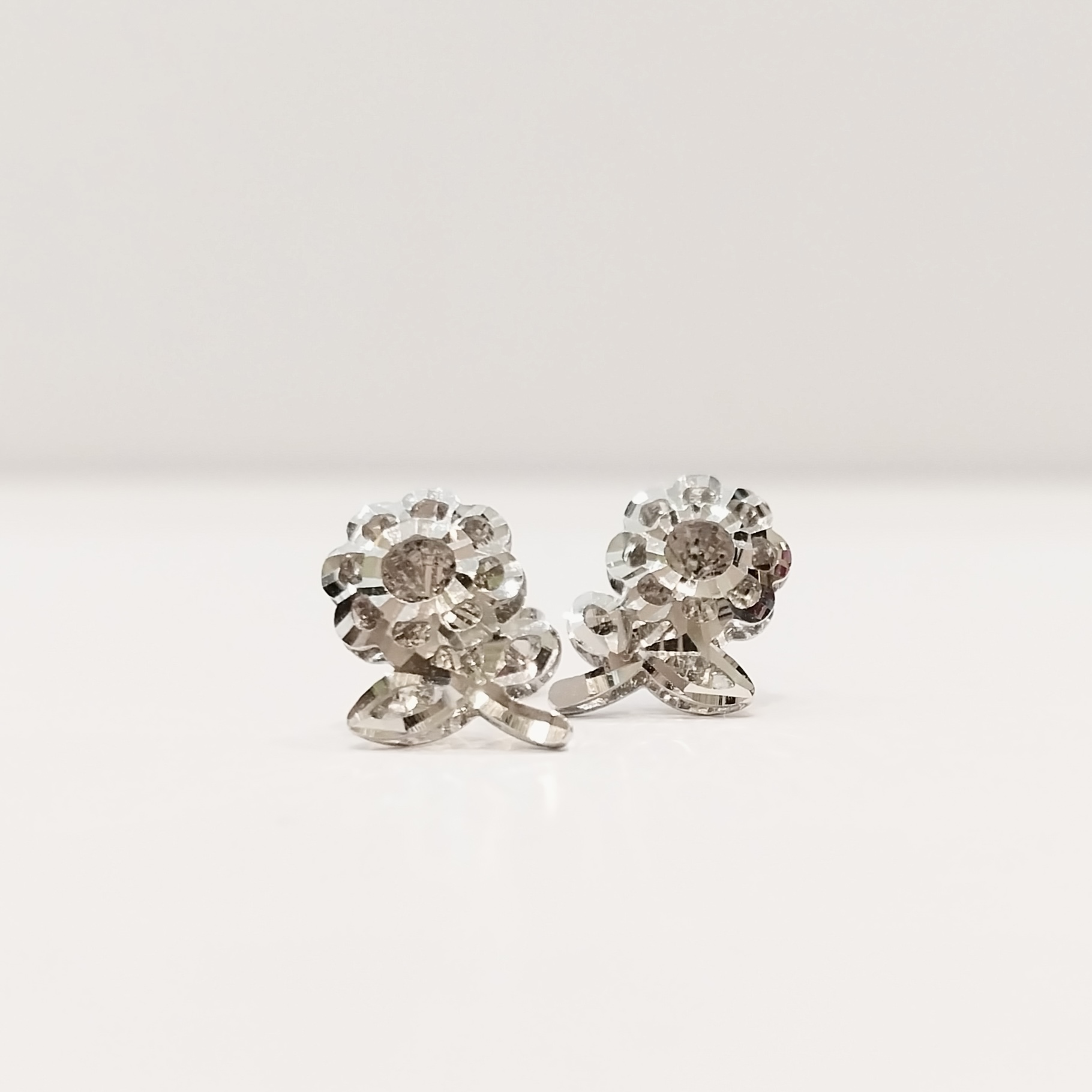 Full body flower, 18k earring