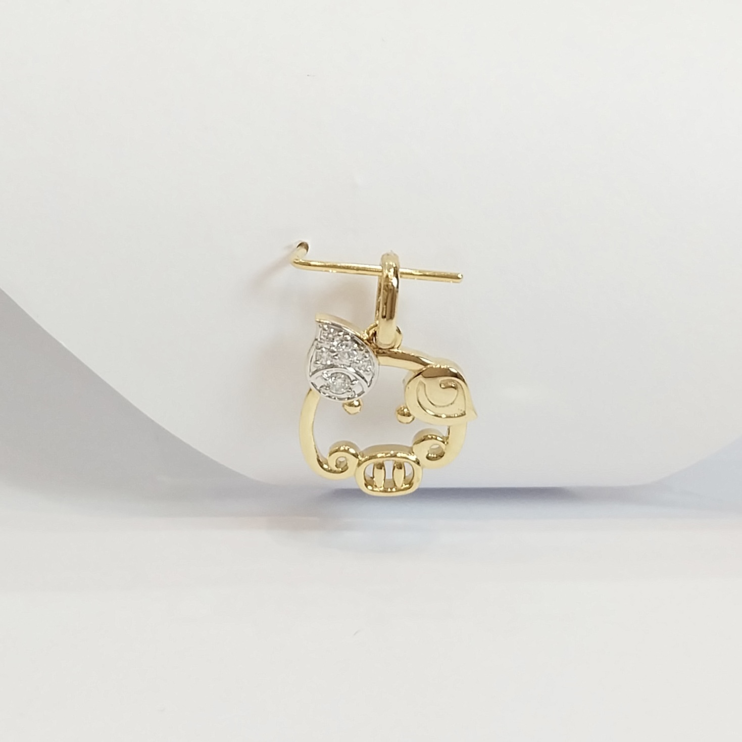 Piggy, Diamond pendent