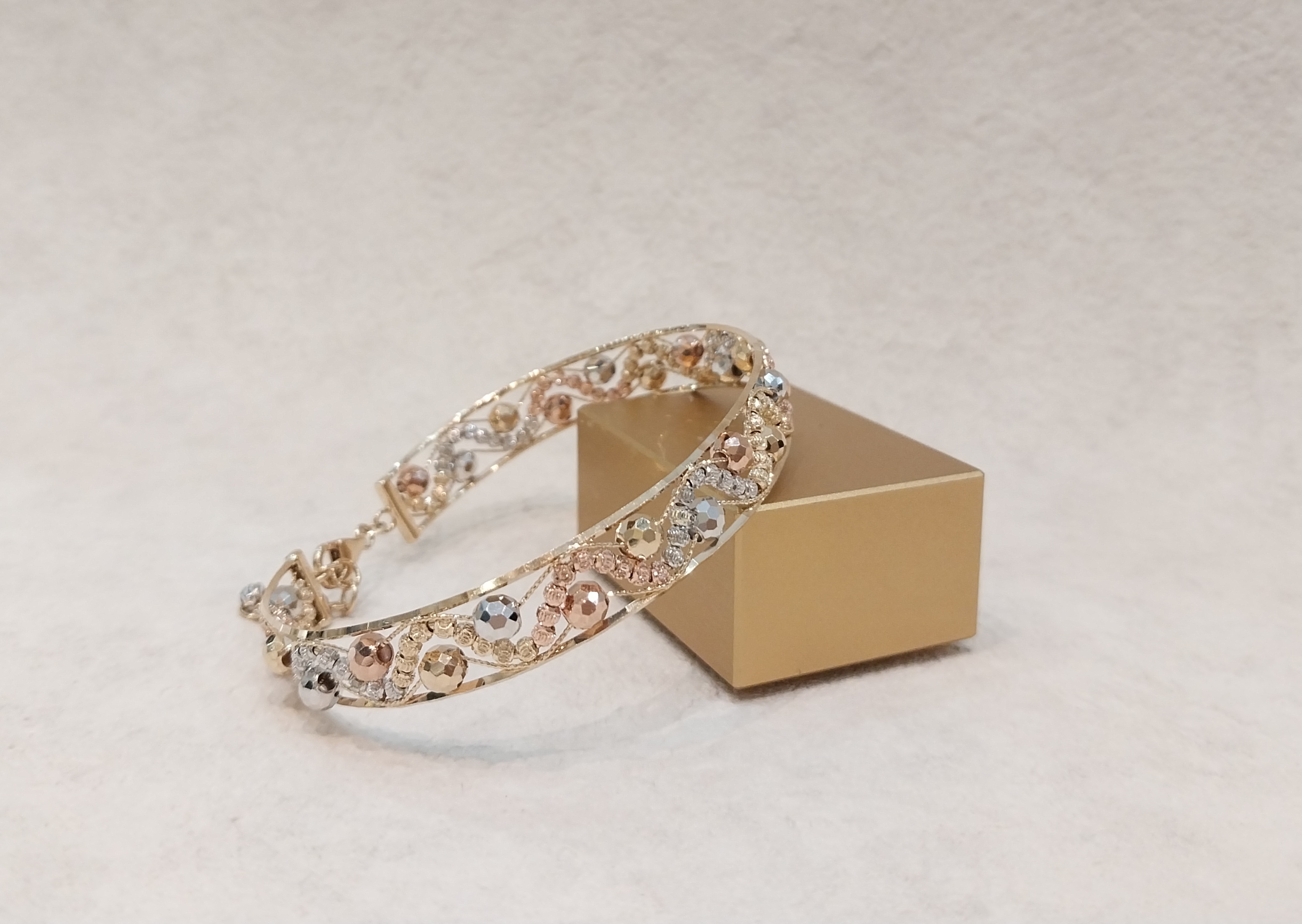 Expensive Looks, Italy Gold 18k Styling Bangle